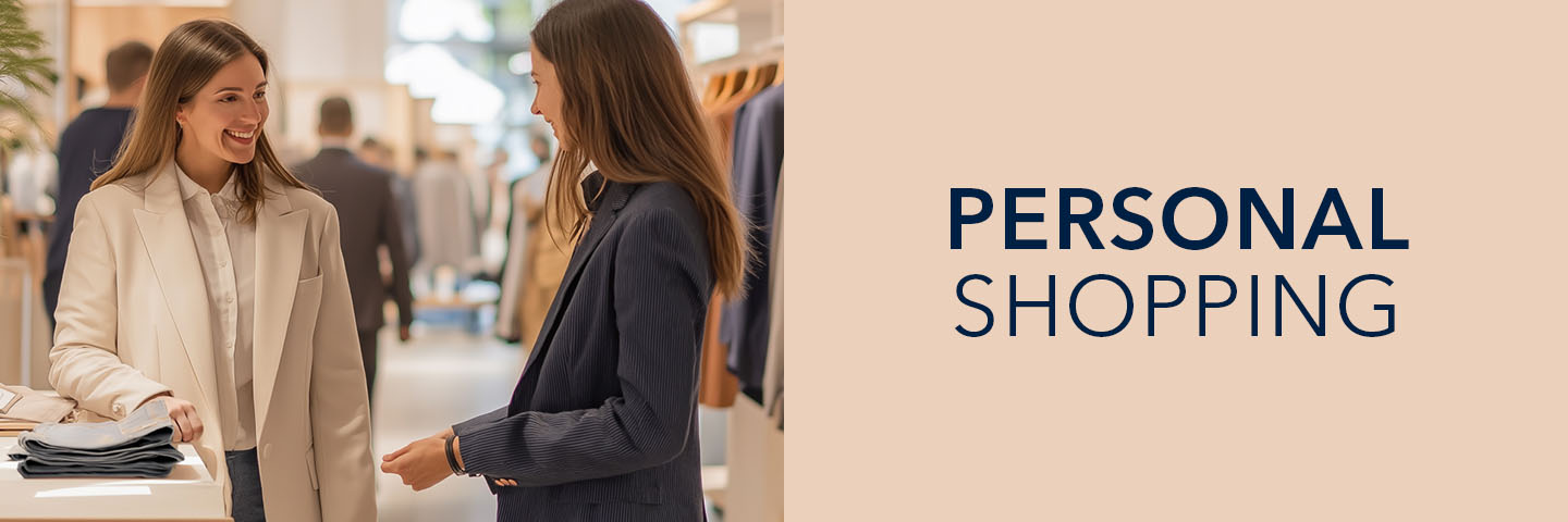 Zwei Frauen unterhalten sich lächelnd in einem Bekleidungsgeschäft. Text rechts: "Personal Shopping".