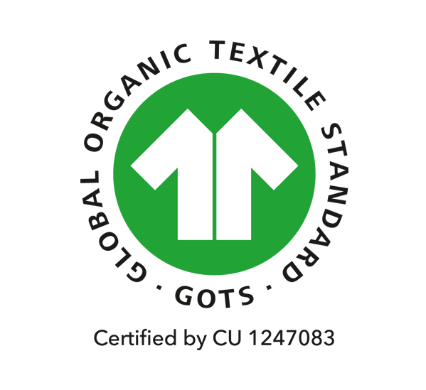 GOTS-Logo mit grünem Kreis und weißem Symbol; Text: "Global Organic Textile Standard" und "Certified by CU 1247083".