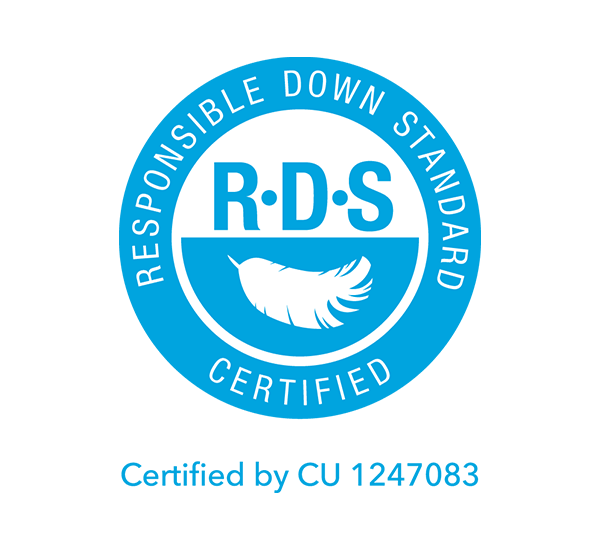 Blaues Siegel mit der Aufschrift „Responsible Down Standard Certified“ und einer Feder in der Mitte, darunter „Certified by CU 1247083“.