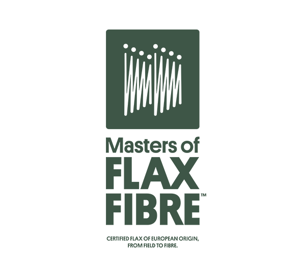 Logo mit stilisiertem Flachsbündel und Text: "Masters of Flax Fibre. Certified flax of European origin, from field to fibre."